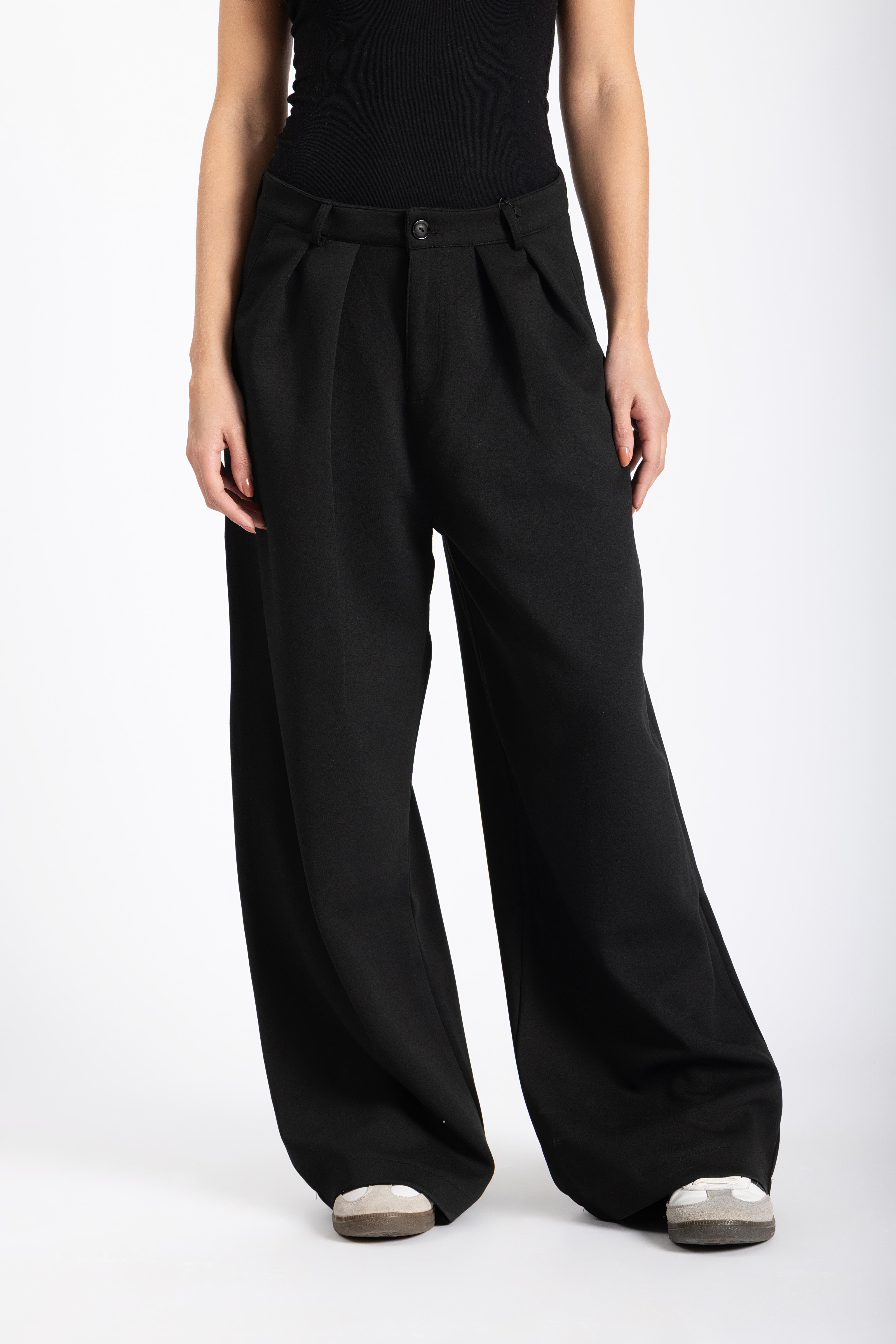 Pleated black trouser