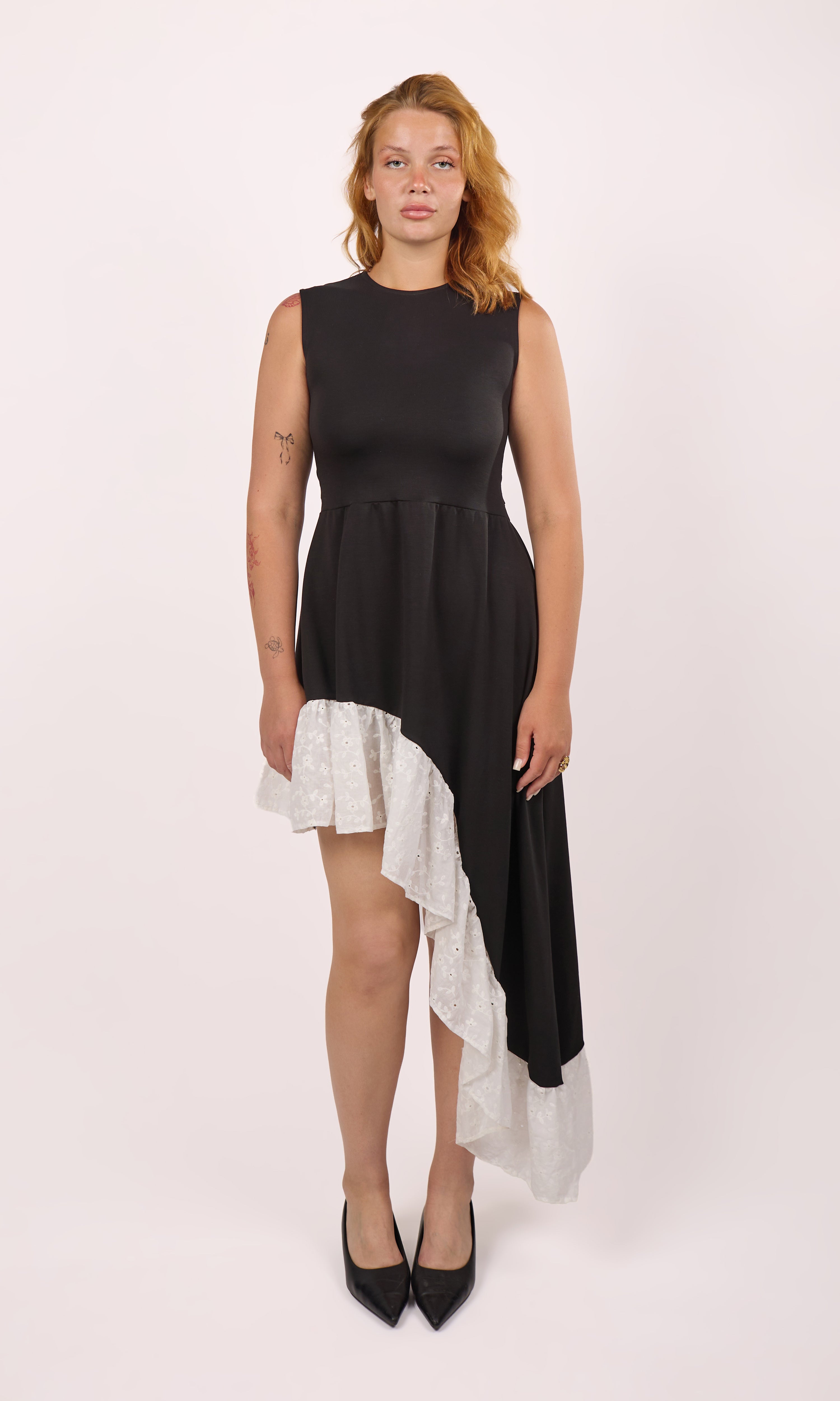 Sleeveless Dress with Diagonal Ruffled Lace Border