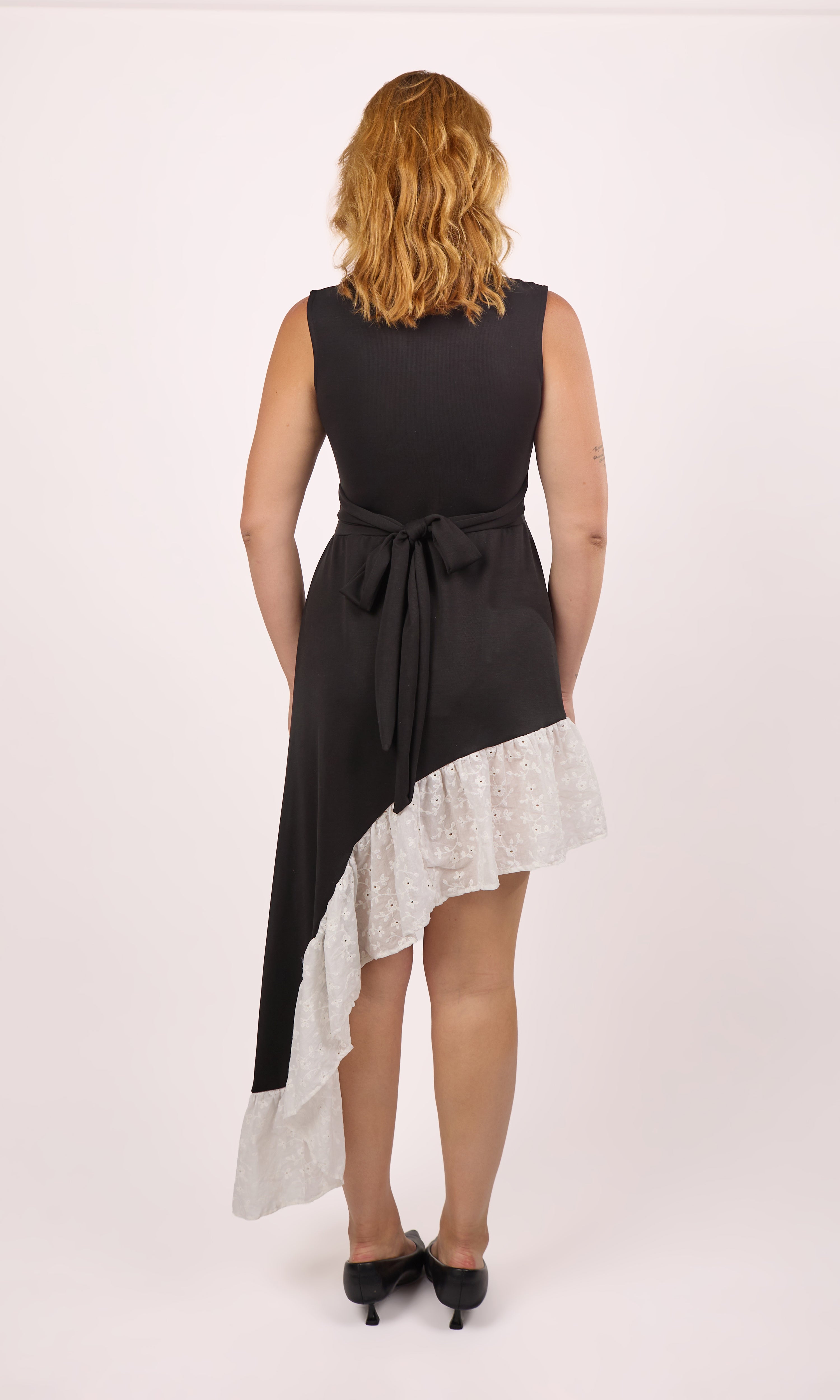 Sleeveless Dress with Diagonal Ruffled Lace Border